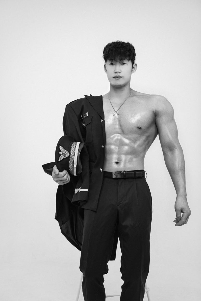 해양경찰 정복을 입은 현재의 특수데미 원장
